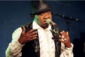 Le-chanteur-congolais-Papa-Wemba-meurt-sur-scene