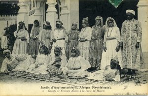 1910-LAfrique-Mysterieuse-Jardin-dAcclimatation-2.-Groupe-de-Femmes-Arabes-a-la-Porte-du-Harem