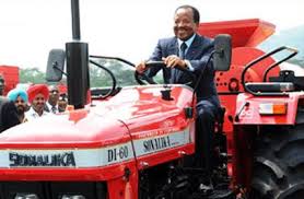 biya-sur-un-tracteur