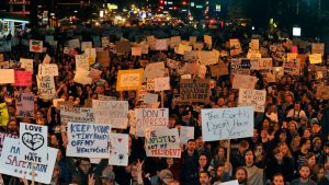manifestation-contre-l-election-de-donald-trump-dans-les-rues-de-denver-colorado-le-10-novembre-2016_5741785