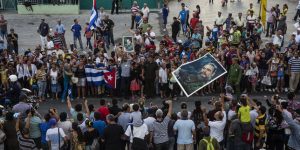 5042789_3_551a_des-cubains-assistent-au-passage-des-cendres-de_95d9781092133b944bcbfa521e12ca9c