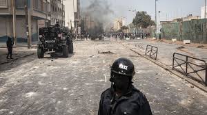 https://static.lexpress.fr/medias_12297/w_640,h_358,c_fill,g_center/v1614983111/des-policiers-senegalais-bloquent-des-manifestants-dans-une-rue-de-dakar-le-5-mars-2021_6296352.jpg
