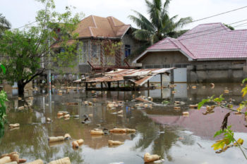 Maisons submergées par les eaux après que le fleuve Congo a atteint son niveau le plus élevé, provoquant des inondations à Kinshasa, en République démocratique du Congo, le 10 janvier 2024. JUSTIN MAKANGARA / REUTERS