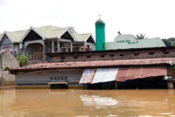 Une maison et une mosquée inondées après que le fleuve Congo a atteint son niveau le plus élevé, provoquant des inondations à Kinshasa, en République démocratique du Congo, le 10 janvier 2024. JUSTIN MAKANGARA / REUTERS